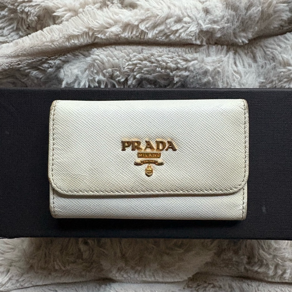 Prada Cream Wallet with Gold Logo - Picture 5 of 10